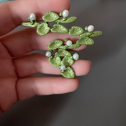 Elegant Retro Palace Floral Brooch with Pearl Accents – Forest-Themed Coat Pin and Corsage Accessory