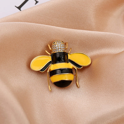 Charming Rhinestone Bee Brooch with Pearl Accent – Elegant Insect-Themed Party Accessory