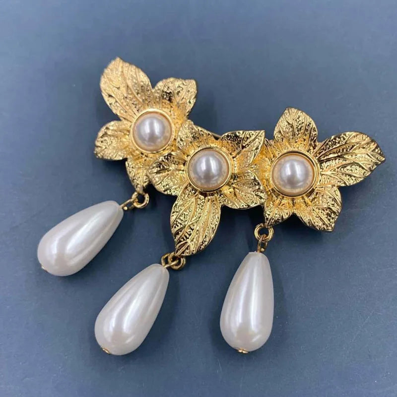 Elegant Baroque Pearl Pendant Brooches – Vintage Gold-Finished Palace-Inspired Pins for Women