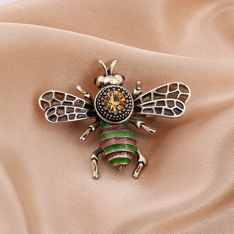 Charmante Bienenbrosche mit Strasssteinen und Perlenakzent – ​​Elegantes Party-Accessoire mit Insektenthema