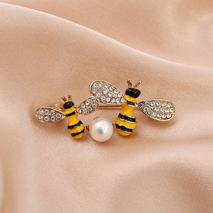 Charming Rhinestone Bee Brooch with Pearl Accent – Elegant Insect-Themed Party Accessory