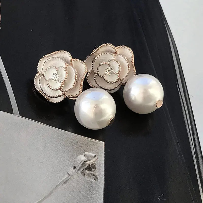 Elegant Designer Imitation Pearl Camellia Charm Dangle Earrings for Women – Refined and Stylish Accessory for Any Occasion