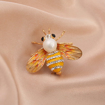 Charmante Bienenbrosche mit Strasssteinen und Perlenakzent – ​​Elegantes Party-Accessoire mit Insektenthema