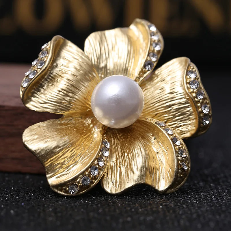 Vintage Topa Palace Flower Brooch Pin - Matte Finish, Trendy Plant Design for Men and Women, Ideal Gift for Coats and Jackets