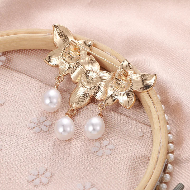 Elegant Baroque Pearl Pendant Brooches – Vintage Gold-Finished Palace-Inspired Pins for Women