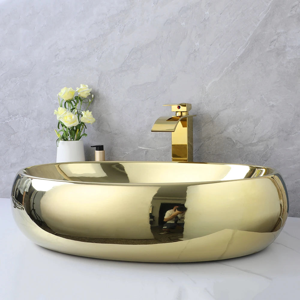 Luxuriöses 23-Zoll-Waschbecken mit goldenem Wasserfall-Wasserhahn – Überbauwaschbecken aus ovaler Keramik in modernem Design