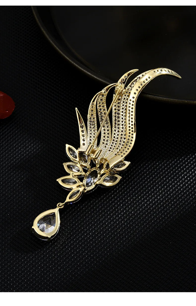 Exquisite Luxus-Anstecknadel mit Engelsfeder-Anhänger, Strasssteinen und Kristallbrosche – eleganter, klassischer Schmuck für Frauen