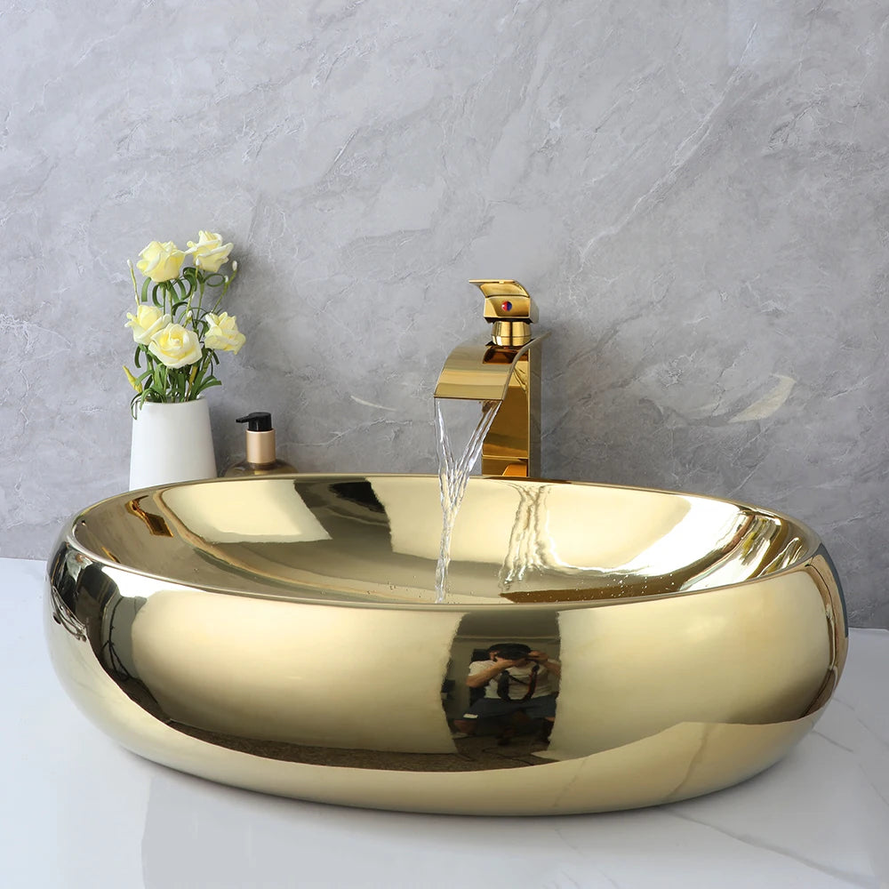 Luxuriöses 23-Zoll-Waschbecken mit goldenem Wasserfall-Wasserhahn – Überbauwaschbecken aus ovaler Keramik in modernem Design